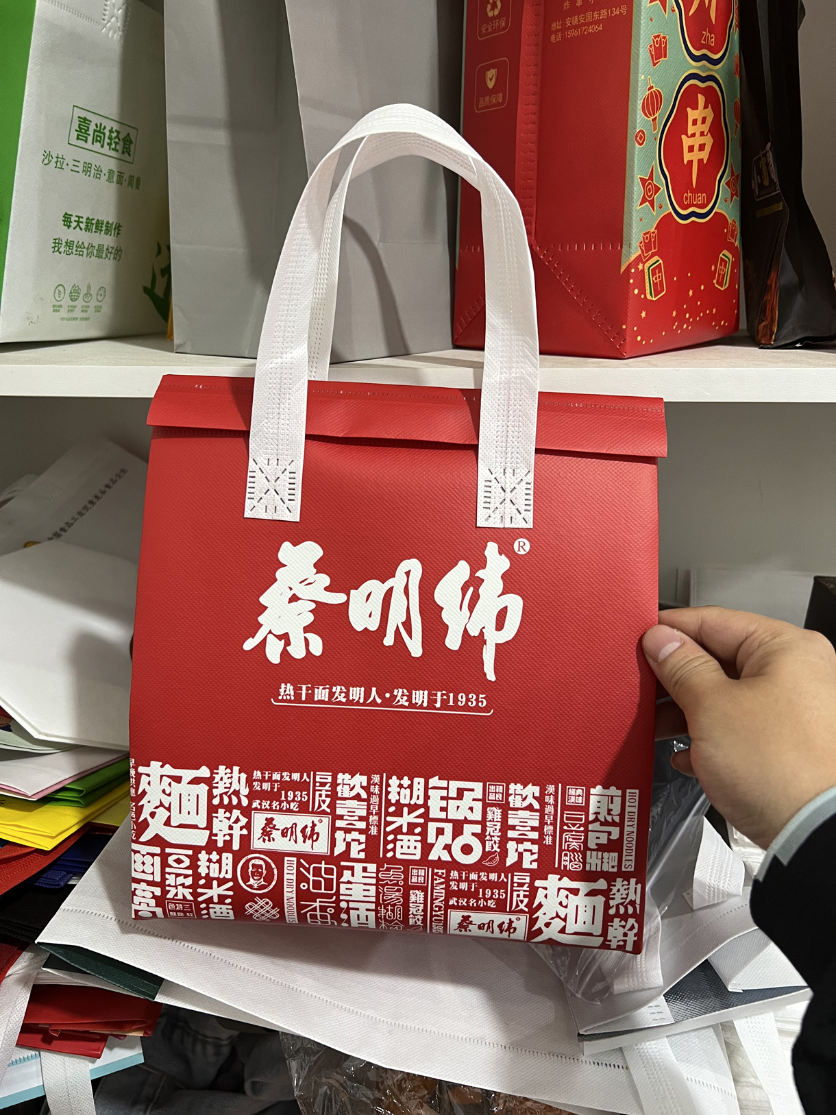 無(wú)紡布袋由溫州市昊璽包裝科技有限公司提供